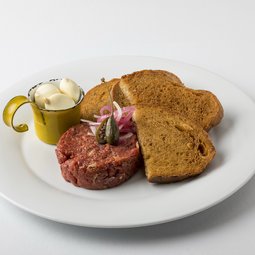 Beef tartar with fried bread and garlic